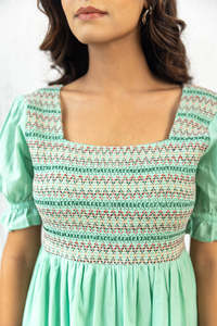 Robe midi smockée vert pastel, style bohème, vert menthe, col carré, manches bouffantes, brodée, coupe trapèze ample, en coton tissé, pour l'été - Product Image 5