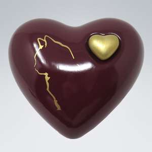 โกศรำลึกทรงหัวใจสีแดงเลือดหมูพร้อมรอยเท้าสัตว์สีเงินและหัวใจขนาดเล็กสำหรับใส่เถ้ากระดูก  รูปหัวใจสำหรับใส่เถ้ากระดูกในพิธีศพ ทำจากโลหะทองเหลือง/อะลูมิเนียม - Product Image 6