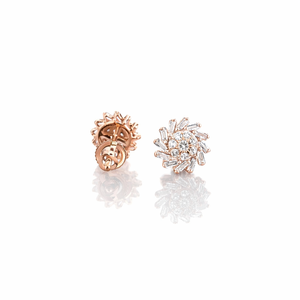Boucles d'oreilles clous élégantes en forme de fleur pour femmes et jeunes filles en or pur 14 carats avec diamants de laboratoire taille baguette, ronds, en grappe, motif soleil et fleur - Product Image 6