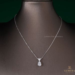 Collier moderne en or massif 18 carats avec diamant étincelant de laboratoire taillé poire et triangle, certifié IGI, pour femme - Product Image 2