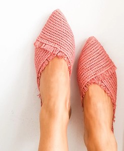 Sandalias de Rafia Marroquí Tejidas a Mano: Pantuflas Rosas de Verano - Product Image 1