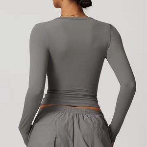 Haut de sport personnalisé pour femme à séchage rapide, coupe courte, manches courtes, col en V, pour yoga, fitness et gym - Product Image 5