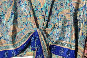 Nouvel arrivage de haut portefeuille vintage en soie imprimé à la main haut à manches cloche haut court à manches cloche robe tunique pour femmes - Product Image 2