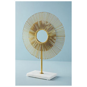 Sculpture en métal finition dorée sur socle en marbre blanc, ornement de table design, centre de table artistique contemporain - Product Image 2