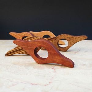 Elegante soporte de madera para el pulgar para una lectura cómoda con una sola mano, con acabado de madera natural y diseño ergonómico. - Product Image 3