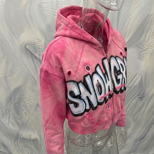เสื้อฮู้ดครอปสีชมพู Snow Grace แบบซิปหน้า โลโก้สตรีทแวร์ ทรงโอเวอร์ไซส์ แขนปกติ ยูนิเซ็กส์ ผ้าฝ้ายสำหรับฤดูหนาว เนื้อผ้าเฟรนช์เทอร์รี่ - Product Image 2