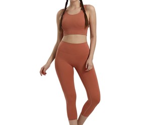 Ensemble de yoga personnalisé très tendance pour femme, style unique, motif uni, respirant, marque privée, devant - Product Image 1