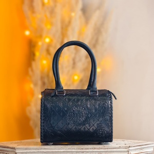 Nuevo Bolso Tote Grande de Cuero Negro con Diseño Floral, Hecho a Mano, Estilo Vintage, Impermeable, para Mujer, de Cuero Genuino Repujado, Estilo Western, para Llevar al Hombro - Product Image 1
