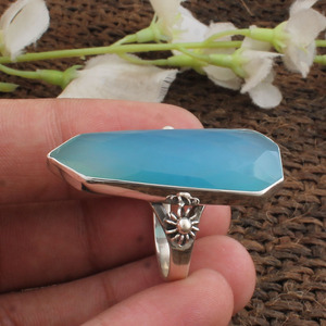 แหวนเงินแท้ 925 ประดับพลอยแคลเซโดนีสีน้ำทะเลทรงแฟนซี ดีไซน์หรูหรา งานแฮนด์เมด แหวนดีไซน์เนอร์สุดพิเศษ เครื่องประดับพลอยแท้ ขายส่ง - Product Image 2