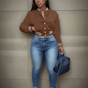 Chaqueta Bomber Varsity Corta para Mujer con Logotipo Personalizado, Estampado de Cuero y Bordado, Estilo Urbano - Product Image 3