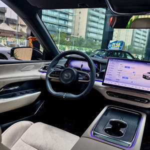 SUV électrique moderne blanc avec toit noir et jantes en alliage Ma-z-d-a E-Z-60 2026, berline électrique de luxe - Product Image 5