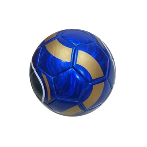 Ballon de football en caoutchouc à logo classique, design robuste, cousu à la machine, très demandé - Product Image 1