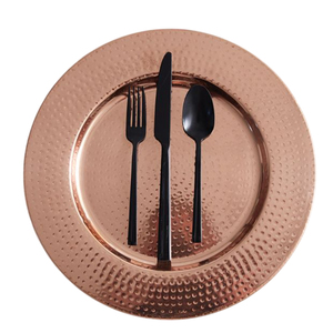 Assiette de service ronde en acier inoxydable, en métal argenté fait main, avec motif de feuille en relief, pour mariages et événements de luxe - Product Image 4