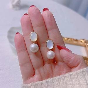 Boucles d'oreilles en perles d'eau douce rétro françaises, perles de nacre naturelles fortement lumineuses, incrustées, style rétro éblouissant, bijoux - Product Image 1