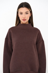Femme élégante en sweat-shirt vert olive riche à col montant, orné d'un bordure en dentelle complexe au niveau du décolleté, offrant une coupe ample et douce. - Product Image 5