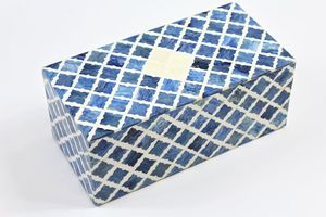 Boîte à bijoux en bois SOFIYA CRAFT, rectangulaire moderne, gravée, marocaine, bleue et blanche, avec incrustations géométriques, couvercle à serrure à clé - Product Image 6