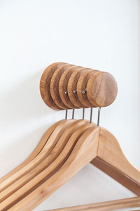 Cintre en bois artisanal pour votre garde-robe, en bois de manguier, fabriqué en Inde - Product Image 2