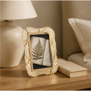 Cadre photo vintage en métal doré, orné de filigranes ajourés, pour décoration de table de mariage et ornement de maison, vente en gros - Product Image 2