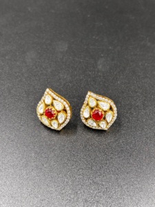 Pendientes de flor chapados en oro con piedra doble roja en el centro y diamantes de corte pera para mujer, joyería de fiesta. - Product Image 3