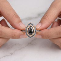 Bague de fiançailles Art Déco 1,20 carats avec halo en forme de bouclier, en or massif 14 carats, ornée d'un diamant noir taille poire et de diamants bleus accentués