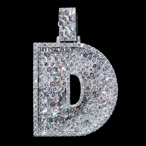 RB Gems Colgante Personalizado de Plata 925 con Moissanita VVS, Chapado en Rodio, Letra D, Marco Hexagonal de Panal, Charm Inicial, OEM ODM - Product Image 1
