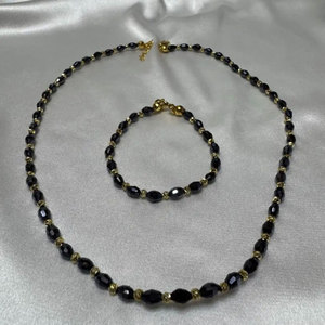 สร้อยคอประดับลูกปัดสีดำทรงเหลี่ยมพร้อมตัวคั่นสีทอง สไตล์มินิมอล ทำด้วยมือจากลูกปัดอัญมณี สร้อยคอแฟชั่นสำหรับผู้หญิง - Product Image 3