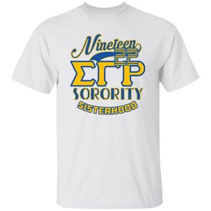 เสื้อยืดพิมพ์ลายสีขาว Sigma Gamma Rho สีน้ำเงินรอยัล โกลด์ ไนน์ทีน 22 ลายกราฟิกสมาคมพี่น้อง แขนสั้น คอกลม - Product Image 1