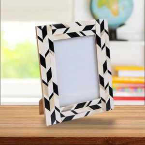 Marco de Fotos Moderno de Madera y Hueso a Cuadros Verde y Blanco con Diseño de Libélula Pintada para Decoración del Hogar - Product Image 4