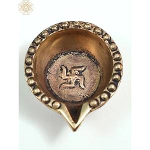 Petite paire Diya en laiton de 2 pouces faite à la main pour la sculpture indienne traditionnelle Puja - Product Image 1