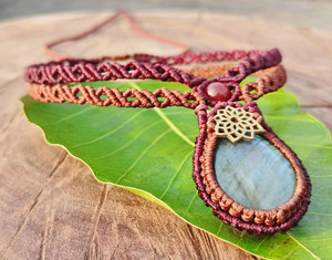 Collier en macramé fait main avec pendentif en labradorite naturelle, cordon rouge brun, bijoux bohèmes en cristal de guérison pour femmes - Product Image 3