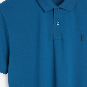 T-shirt homme anti-rides en piqué de coton à manches courtes, avec logo découpé sur le devant et grandes rayures contrastées, motif cheval - Product Image 4