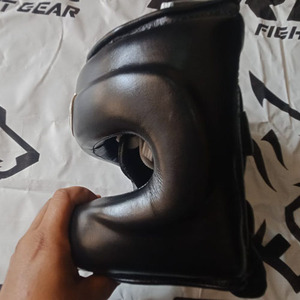 อุปกรณ์ป้องกันศีรษะสำหรับชกมวยแบบเต็มหน้า ทำจากหนังแท้ พร้อมแผ่นบังหน้าสองชั้น และระบบปิดแบบตีนตุ๊กแก สำหรับการฝึกซ้อมและการต่อสู้ - Product Image 3