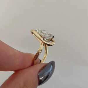แหวนเพชรทรงเหลี่ยมมรกต 3.00 กะรัต สไตล์โมเดิร์น สำหรับผู้หญิง ทองคำแท้ 14K ของขวัญเซอร์ไพรส์งานแต่งงาน - Product Image 4