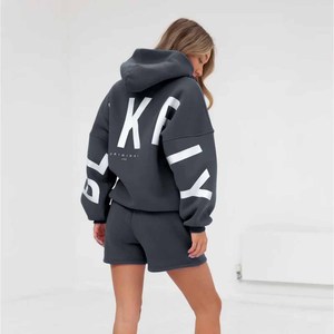Conjunto de 2 piezas de sudadera con capucha y pantalones cortos para mujer, ropa deportiva informal de lana de color liso, manga larga, ajuste holgado, largo por encima de la rodilla - Product Image 3