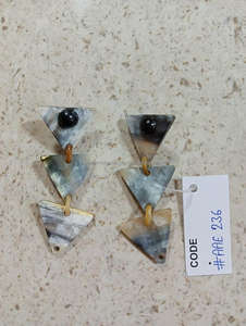 Boucles d'oreilles personnalisées en résine époxy noire et jaune de belle forme pour un usage traditionnel et ethnique - Product Image 4