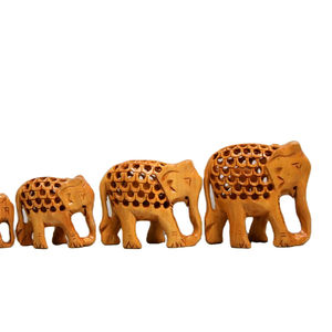 Ensemble de 5 éléphants en bois sculptés à la main avec technique Jaali, statues décoratives traditionnelles indiennes Vastu pour la décoration intérieure - Product Image 1