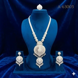 Ensemble de bijoux de mariée de luxe plaqué or 24 carats avec zircon, collier et boucles d'oreilles tendance et traditionnels A-63000 - Product Image 2