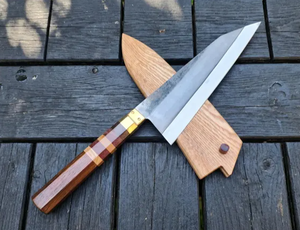 Couteau de chef en acier carbone forgé à la main, manche en bois, finition satinée, style japonais, lame tranchante comme un rasoir, fabricant de couteaux de cuisine - Product Image 1