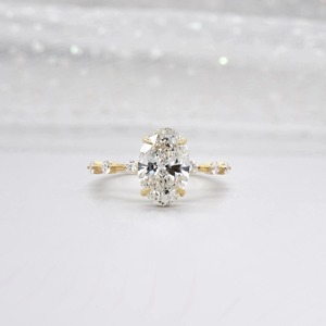 Anillo de Compromiso con Halo Oculto de Diamante Cultivado en Laboratorio con Corte Ovalado en Oro Amarillo de 14K con Certificado IGI para Mujer - Product Image 1