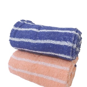 Toallas de Playa de Lujo 100% Algodón Orgánico de Secado Rápido y Amigables con la Piel con Diseños Atrevidos - Product Image 1