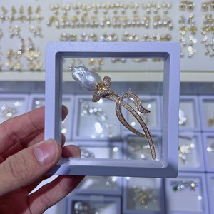 Broche de Perlas de Agua Dulce de Moda Dabalok, Flor Completa y Suave en el Pecho con Luz Brillante Deslumbrante y Piel Transparente - Product Image 3