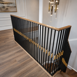 Rampe d'escalier noire moderne avec balustres en bois et accents dorés pour un design d'escalier intérieur luxueux - Product Image 3