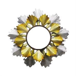 Elaborado con metal resistente, el elegante espejo combina fuerza y sofisticación en un solo elemento decorativo atemporal. - Product Image 1