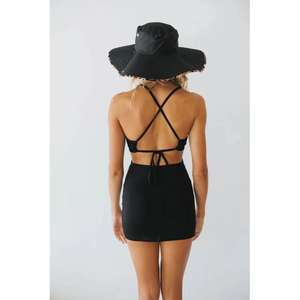 Vestido Midi Negro Moderno con Silueta Natural Fluida, Atrevidos Recortes Laterales, Tirantes Ajustables y Estampado Floral - Product Image 4