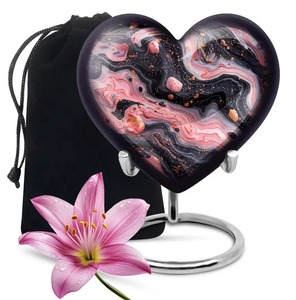 Urne pour cendres de bébé fille - Petit design en forme de cœur avec support et couvercle à vis sécurisé - Boîte cadeau en velours incluse - Noir - Product Image 4