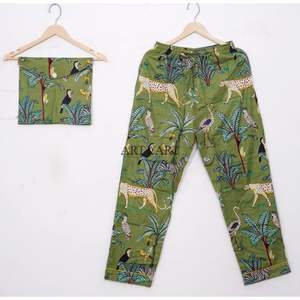 Ensemble de pyjama en coton doux et respirant imprimé à la main pour femmes, comprenant un haut boutonné et un pantalon confortable à taille élastique pour une nuit de sommeil relaxante - Product Image 3