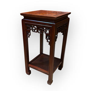 Pedestales cuadrados hechos de madera aromática se colocan a ambos lados del altar. - Product Image 3