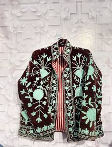 Chaqueta de terciopelo con bordado floral a mano, cuello chal, manga larga, estilo invierno, corta, Suzani, venta al por mayor. - Product Image 2