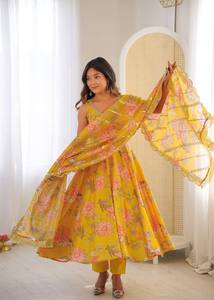 Robe noire élégante avec imprimé rose, coupe ample, longueur midi, tenue décontractée traditionnelle indienne pour femmes, polyester extensible - Product Image 4