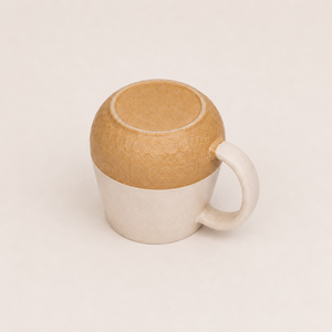 Mug en céramique artisanal moderne avec fond martelé et anse émaillée, compatible lave-vaisselle et micro-ondes, pour la maison, le café, ou comme cadeau - Product Image 6